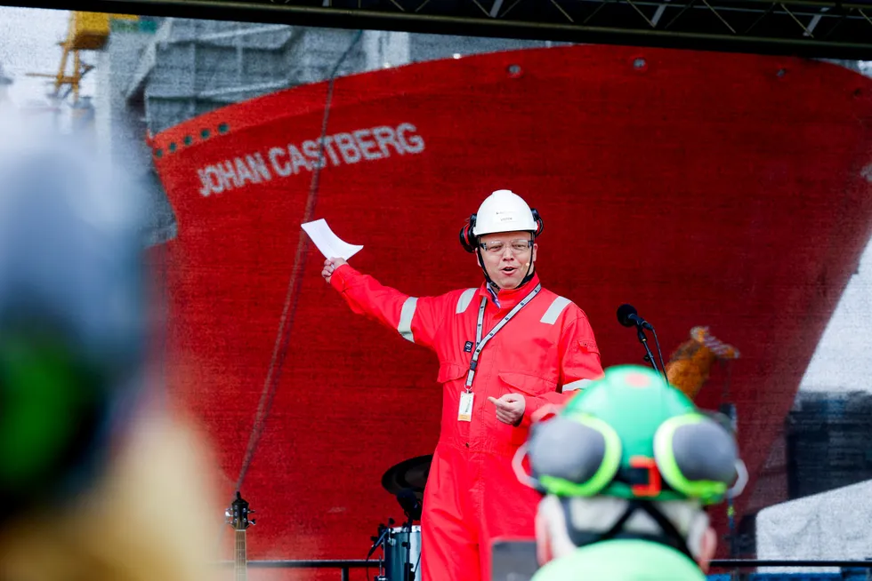 Finansminister Trygve Slagsvold Vedum (Sp) da han 7. mai deltok på markeringen av at produksjonsskipet for Johan Castberg-feltet i Barentshavet er ferdig. Tirsdag legger han frem revidert nasjonalbudsjett, som også vil vise regjeringens oljepengebruk.