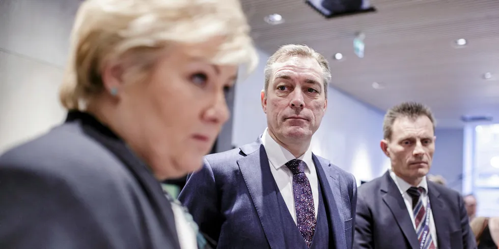 HEMMELIG: Det var ikke gode nok grunner til å holde Frank Bakke-Jensens navn hemmelig som søker på fiskeridirektørstillingen, mener Sivilombudsmannen. Her sammen med statsminister Erna Solberg på Thales Norway.