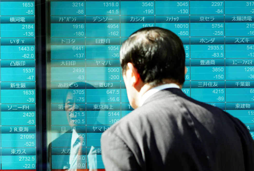 Tokyo-børsen har falt mest i Asia på torsdag morgen. Det er frykt hos investorer, som har sett at verdiene på børsnoterte selskaper har falt med nesten 5000 milliarder dollar i år.