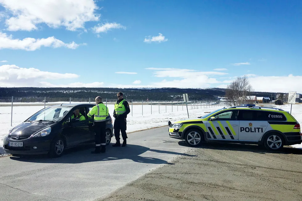 Politiet har sperret veien inn til Røros lufthavn mens en gjenstand inne på flyplassen blir undersøkt. Foto: Guri Jortveit /Arbeidets Rett/NTB scanpix