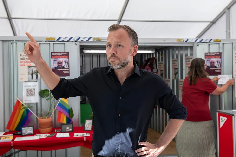 SV-leder Audun Lysbakken drev valgkamp i Bergen fredag. Han mener SV er best skodd for et potensielt rødgrønt kaos etter valget. Han har ikke lukket noen dører. Bortsett fra til en Sp-Ap-basert regjering.