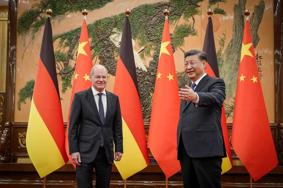 Kinas president Xi Jinping tar imot forbundskansler Olaf Scholz på snarvisitt i Beijing fredag.