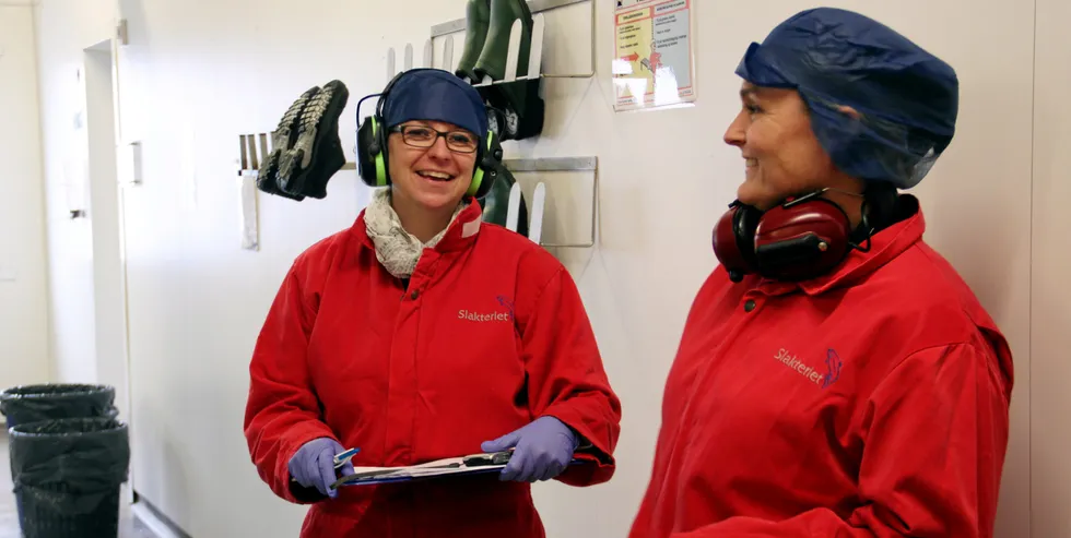 Administrerende direktør i Slakteriet Florø, Kristin Bergstøl Hansen (t.h), i samtale med en av de ansatte.