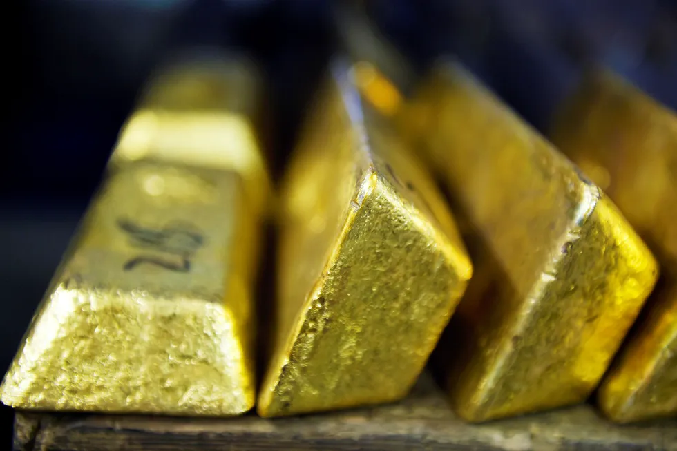 En norsk snekker skal ha bidratt til at cirka 397 kilo gull ble tatt inn i Norge uten at det ble betalt innførselsmoms.