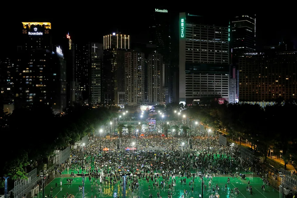Demonstrasjon i Victoria Park i Hongkong søndag. Ifølge arrangøren var det 1,7 millioner mennesker på plass.