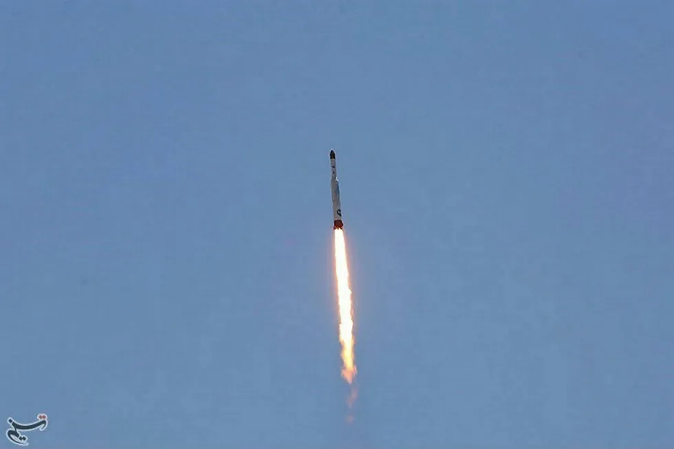 Simorgh-raketten som ble avfyrt torsdag har ført til nye sanksjoner mot Iran. Iran vil foreløpig ikke avvikle missilprogrammet sitt. Foto: HANDOUT/Tasnim News Agency/Reuters/NTB Scanpix.