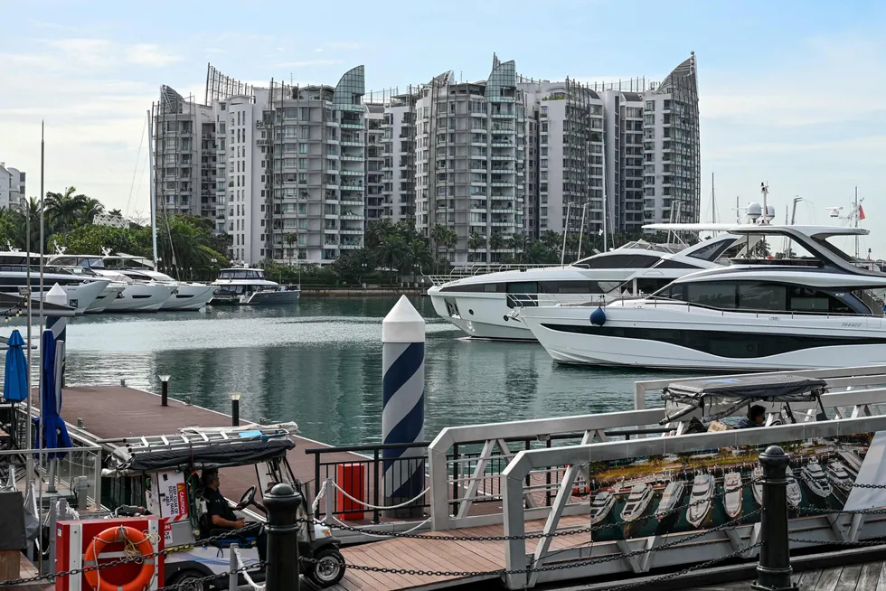 Sentosa Cove på sørspissen av Singapore er blitt et populært sted for kinesiske statsborgere med moderne luksusleiligheter og yachter. Mange flytter familien og formuen vekk fra Kina. De ultrarike ender opp i Singapore. Deler av middelklassen kjøper bolig i Thailand.