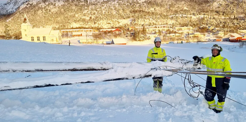 Arvas oppryddingsarbeid etter stormen "Ingunn". Her er montør Daniel Nergård (til h.) og lærling Jeremias Nilsen i arbeid.