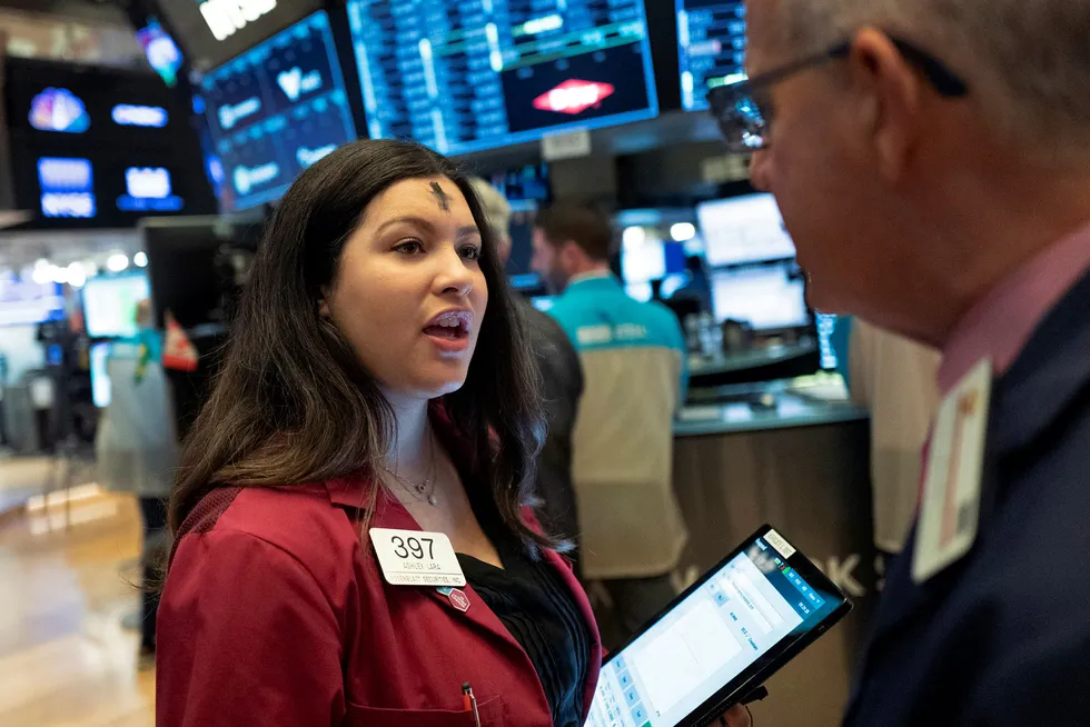 Frykten har bitt seg fast på Wall Street. Her er aksjemegler Ashley Lara i sving på New York-børsen (Nyse) onsdag.