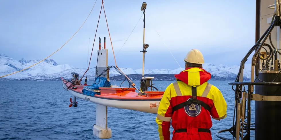 Havforskingsinstituttet testar ut kajakkdrone i Kvænangen.