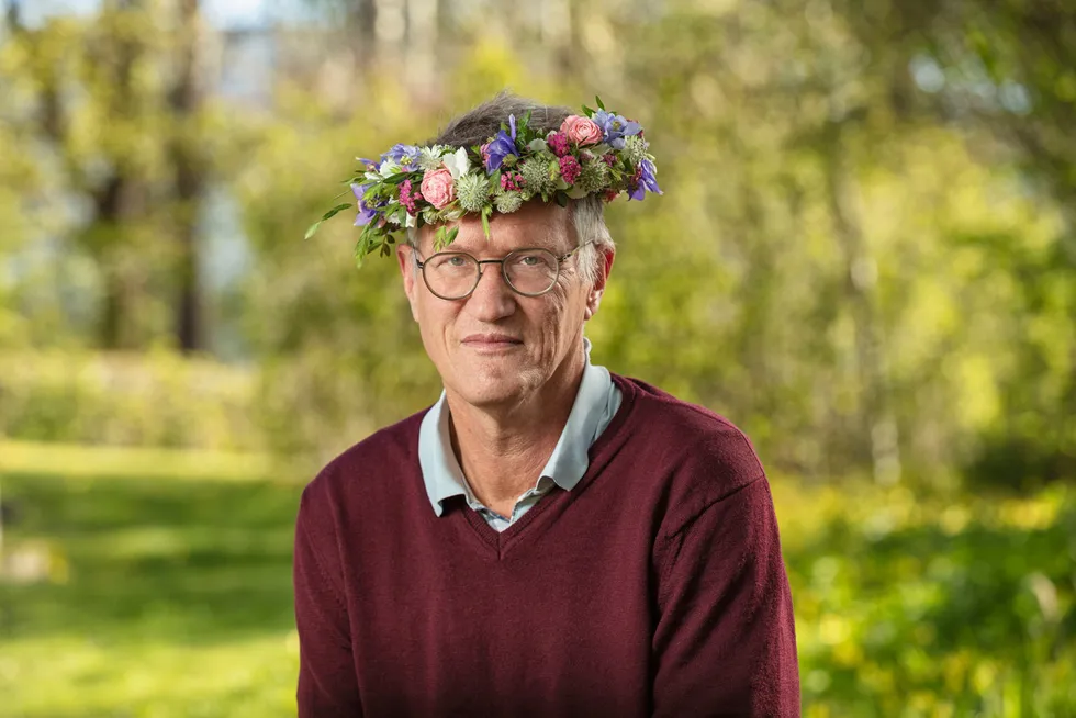 I sommer var Sveriges statsepidemiolog Anders Tegnell fortsatt en ubestridt frelser og folkehelt i Folkhemmet. Her promoterer han sitt program i serien Sommar i P1.