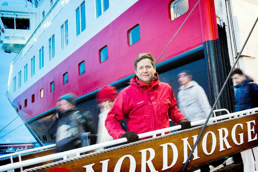 Konsernsjef Daniel Skjeldam sier at Hurtigruten vil by på den nye statsavtalen for drift av kystrute langs norskekysten. Her på MS Nord-Norge ved kai i Tromsø. Foto: Lars Åke Andersen