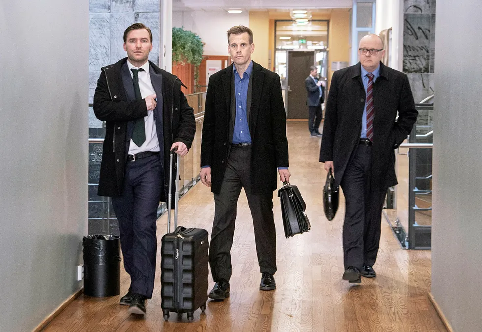 Arne Vigeland (midten) har anket dommen fra tingretten der han tapte kravet om erstatning fra RenoNordens tidligere styre. Advokat Nils Christian Langtvedt til venstre og Per Gunnar Rymer til høyre.