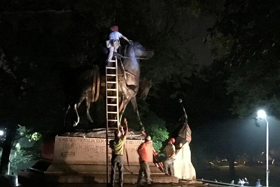 Tidligere denne uken ble statuer av Robert E. lee og Thomas Stonewall fjernet fra en park i Baltimore i delstaten Maryland. Foto: HANDOUT via REUTERS / NTB Scanpix