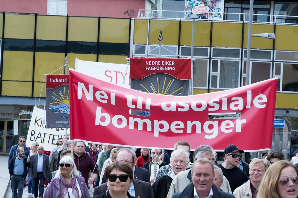 Bompengestriden preget 1. mai-markeringen i Drammen i år. Men hva er politisk korrekt nå – mer eller mindre bompenger?