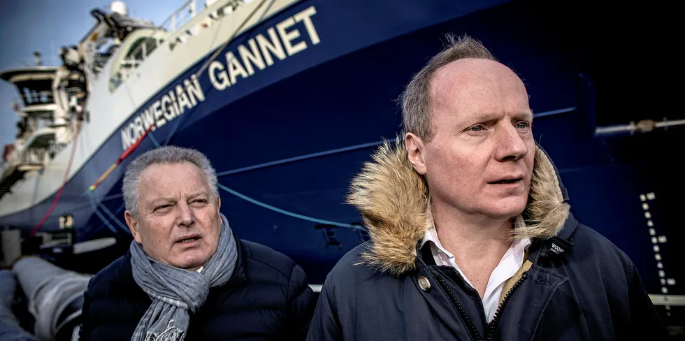 Det norske havbruksselskapet Hav Line kjemper mot norske myndigheter for å få lov til å frakte norsk laks til Danmark for foredling. Hav Line får støtte fra formann i Danish Seafood Association, Peter Bamberger (t.v.) og direktør Poul Melgaard Jensen.