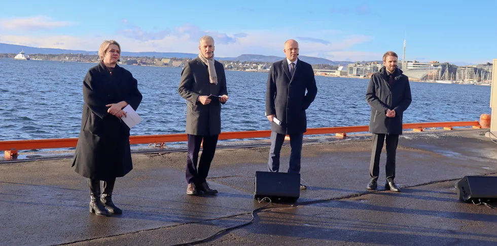 Ondag ettermiddag hadde regjeringen pressekonferanse på kaia i Oslo om sin havvindsatsing.. Fra venstre: olje- og energiminister Marte Mjøs Persen (Ap), statsminister Jonas Gahr Støre (Ap), finansminister Trygve Slagsvold Vedum (Sp) og næringsminister Jan Christian Vestre (Ap).