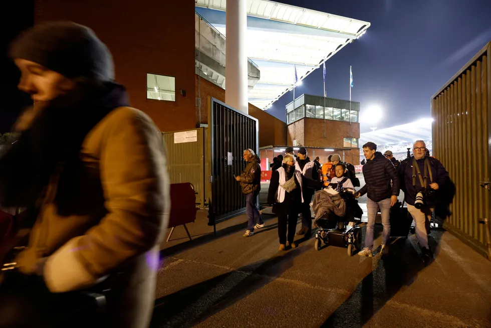 Først ved 3-tiden natt til tirsdag var de siste svenske supporterne eskortert ut av stadion av politiet.