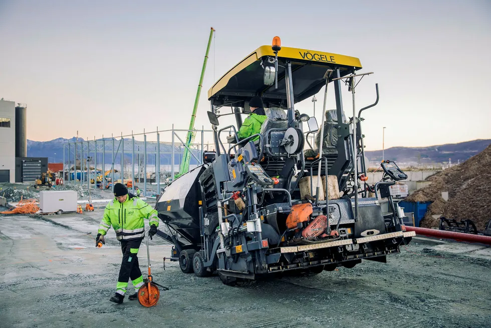 Bas Fredrik Blichfeldt gjør oppmåling før asfaltering ved Remix avfallshåndtering i Tromsø. Alle foto: Marius Fiskum