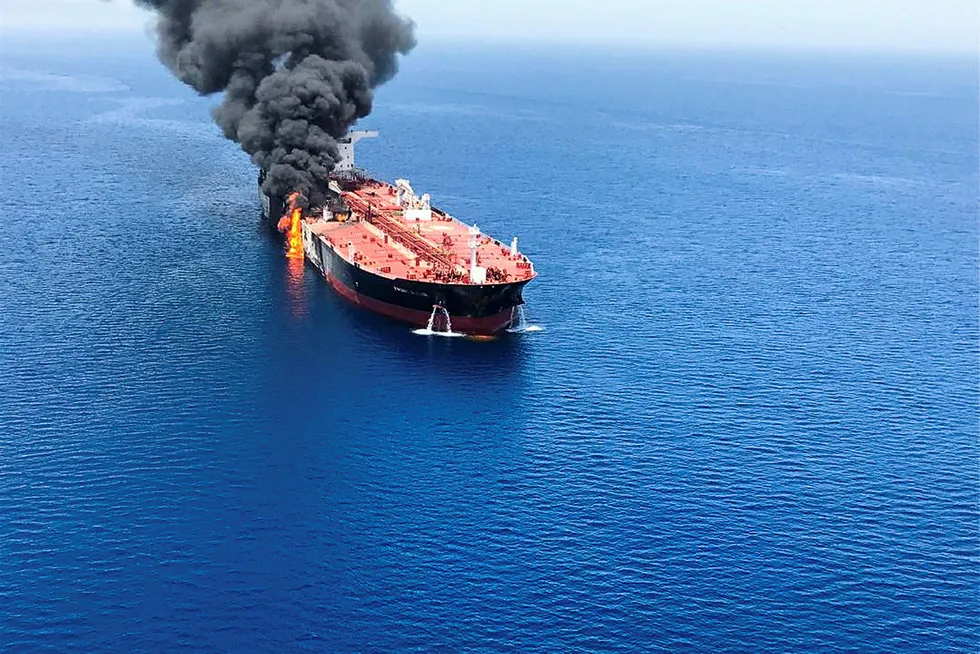 Oljetankeren Front Altair, som er eid av John Fredriksens rederi Frontline, i brann etter eksplosjoner utenfor kysten av Iran torsdag.