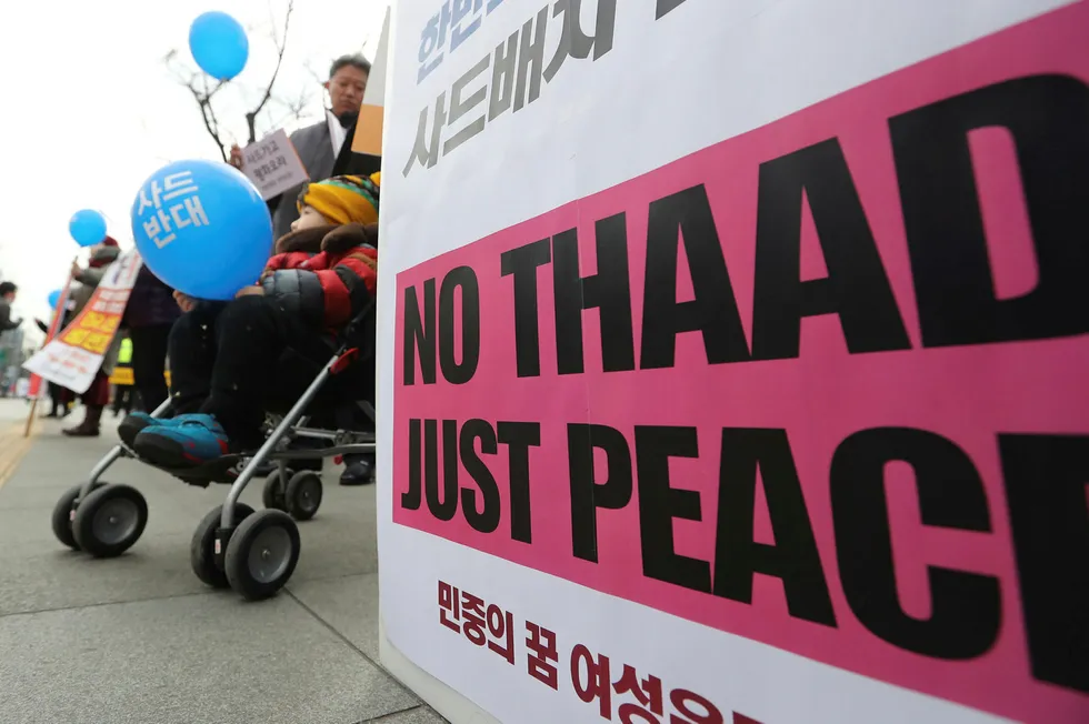 Folk i Sør-Korea protesterer mot planene om å utplassere forsvarssystemet THAAD i Sør-Korea som respons på den siste tidens opptrapping av konflikten med Nord-Korea. (AP Photo/Lee Jin-man) Foto: Lee Jin-man/AP Photo/NTB Scanpix.