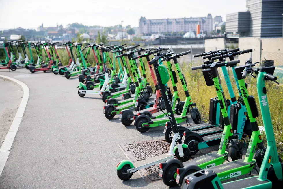 Siden 2019 har et stadig økende antall elsparkesykler dukket opp i Oslo. Her representert av noen av de forskjellige kommersielle aktørene.