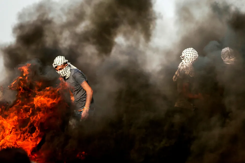 Det mediebildene fra Gaza ikke viser, er at Hamas bruker sine egne borgere som kanonføde. Det er Hamas som oppfordrer sivile, stort sett ubevæpnet, til å angripe grensen. Dette må være det mest kyniske man har sett innen krigstaktikk. Foto: Mahmud Hams/AFP/NTB Scanpix