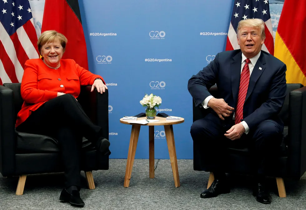 Tyskere flest har liten eller ingen tillit til USAs president Donald Trump. Her er Trump sammen med forbundskansler Angela Merkel under G20-toppmøtet i Buenos Aires i desember ifjor.
