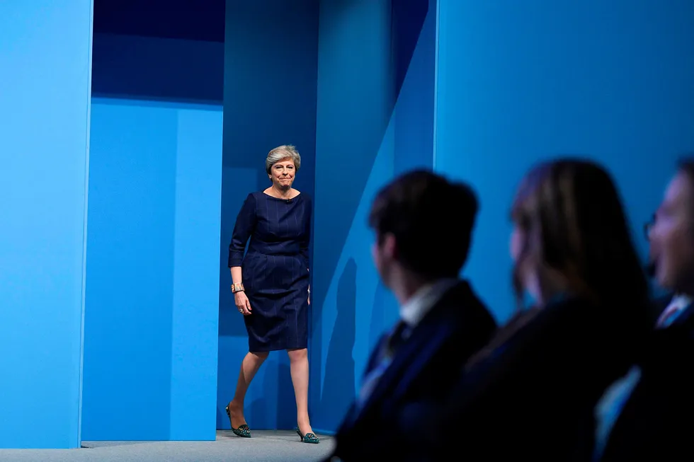 Her går statsminister Theresa May inn på scenen for sin tale under landsmøtet til det konservative partiet onsdag. Mest oppmerksomhet fikk hennes stemmeproblemer og en komiker som snek seg inn og ga henne en avskjedssøknad hun kunne bruke selv. Foto: Oli Scarff/AFP/NTB Scanpix
