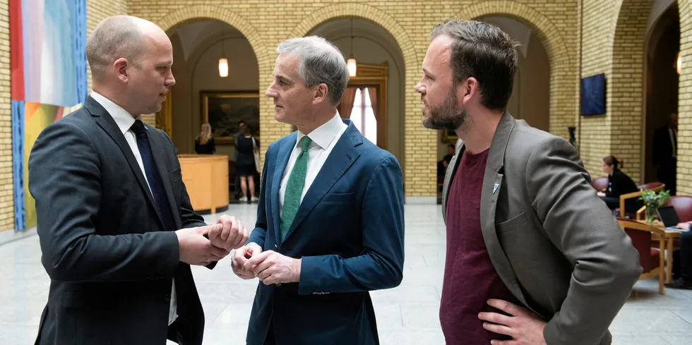 Trygve Slagsvold Vedum ,Jonas Gahr Støre og Audun Lysbakken i vandrehallen på Stortinget. Usikkerhet rundt EØS-avtalen bør bekymre sjømatnæringen, mener Fiskeribladet.