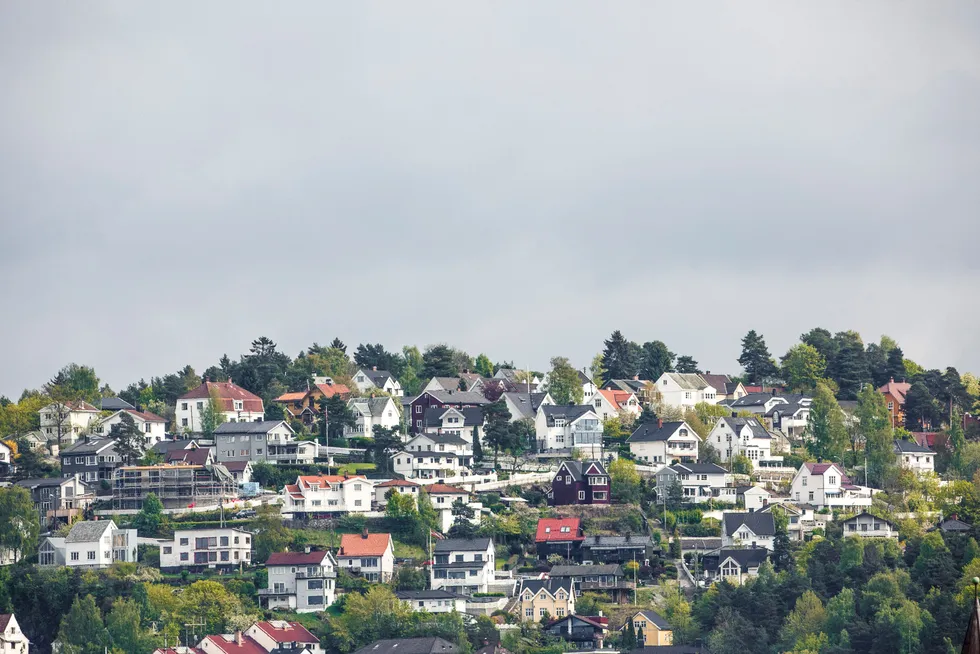 For den som skal kjøpe seg opp i boligmarkedet, kan høyere rente være en fordel, viser en fersk forskningsartikkel som har undersøkt effekten av stigende priser på bolig og finansielle eiendeler i Norge i perioden 1994 til 2015. Bildet viser boliger i Ekebergåsen i Oslo.