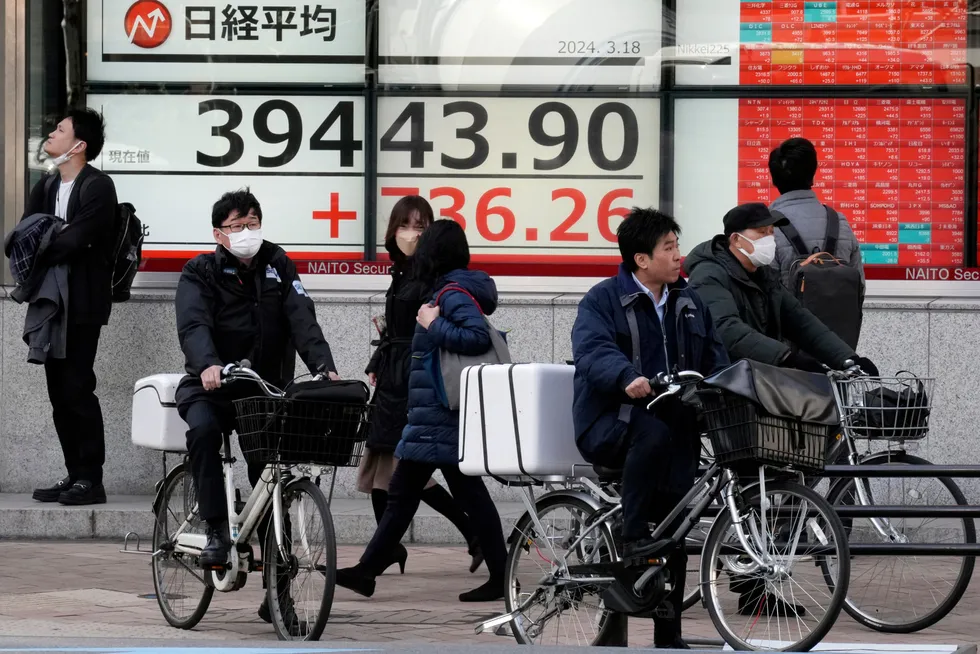 Nikkei-indeksen ved Tokyo-børsen har gjort et nytt byks etter nervøsiteten i forrige uke. Kina-børsene er på vei opp, men det er betydelig skepsis til om dette vil fortsette.