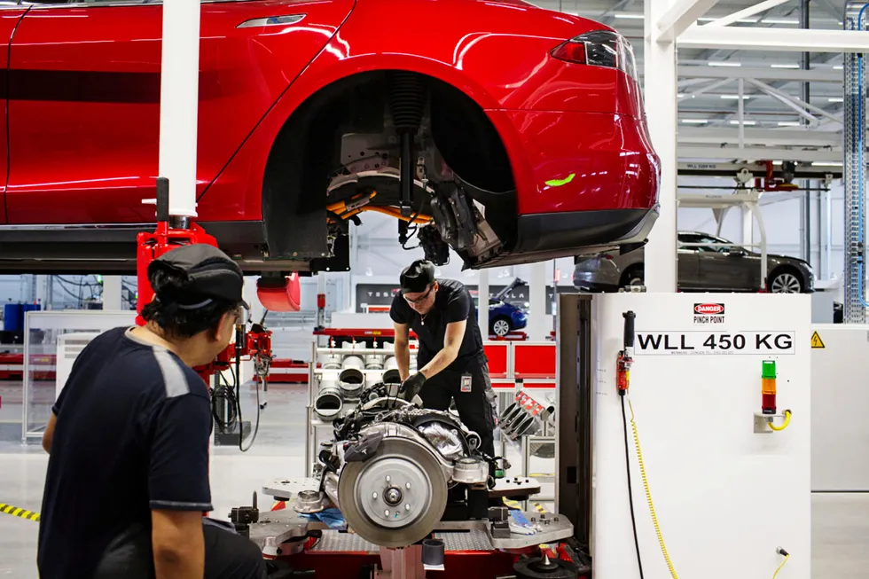 Ansatte ved Tesla-fabrikken i Tilburg i Nederland skrur sammen en Tesla Model S.