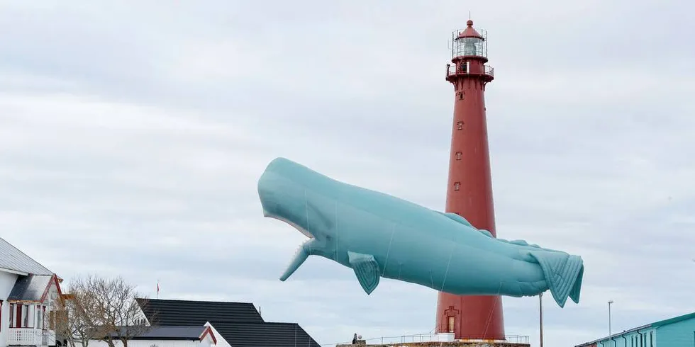 HVALPARADE: I mars i fjor samlet The Whale-prosjektet flere hundre andværinger til parade med en 13 meter lang flyvende spermhval. Målet er at det nye hvalsenteret skal åpnes i samme område i 2020. Foto: Espen Bergersen/NaturGalleriet.no