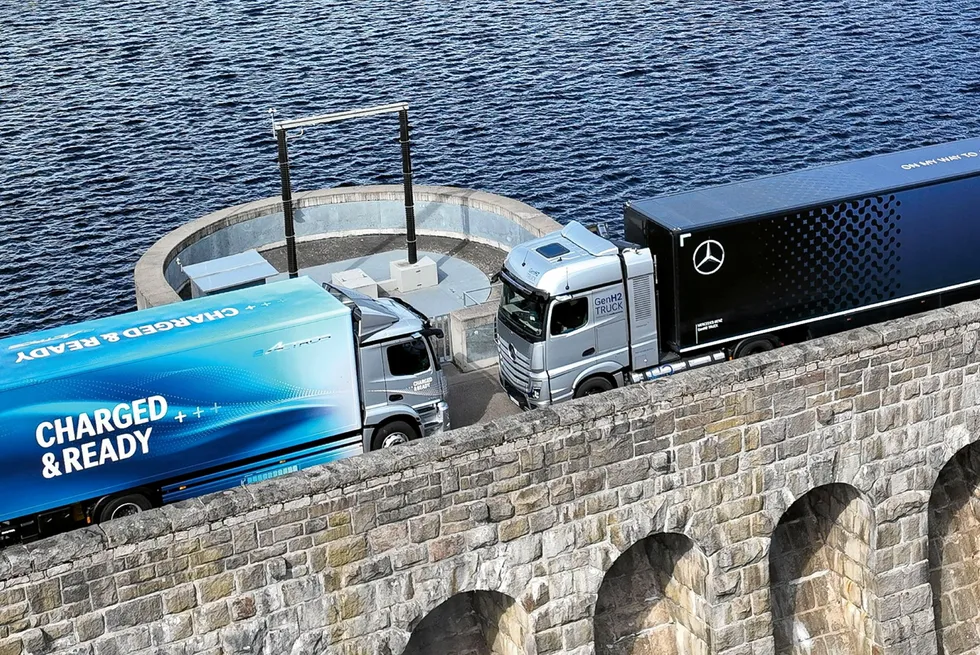 Two Daimler trucks, the left battery-electric and the right a hydrogen fuel-cell vehicle.