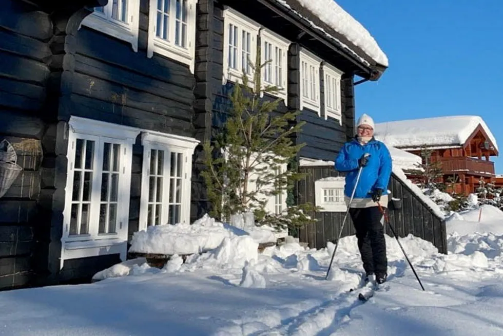 Hytteeierne Harald og Annichen (på bildet) Eikrem Andersen har beregnet at julefeiring her på hytta på Brokke i Valle kommune basert på dagens priser vil koste minst 36.000 kroner i strøm.