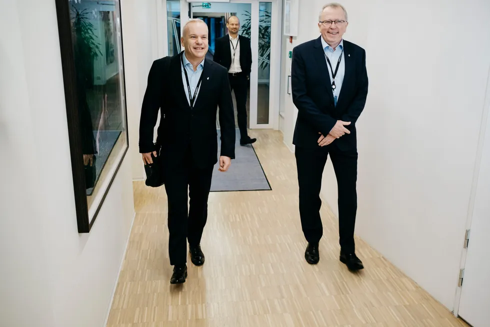 Eldar Sætre (til venstre) overlot i fjor høst kontoret til Anders Opedal. Den nye sjefen i Equinor har nå fjernet det viktigste budskapet til sin forgjenger.