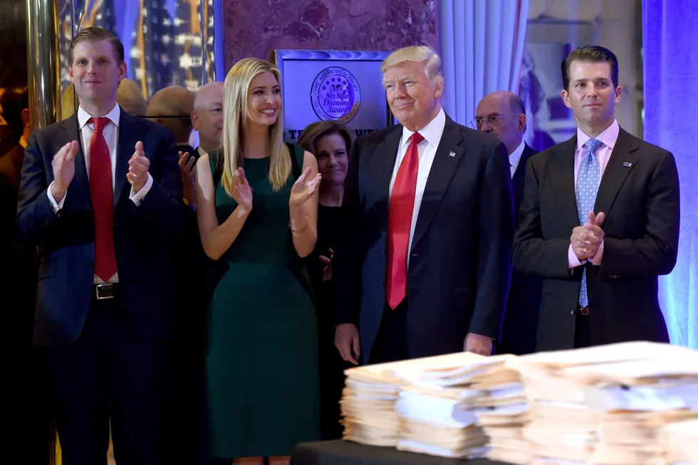 Donald Trump og barna Eric (fra venstre), Ivanka og Don jr. Bak til høyre skimtes Trumps finansdirektør Alan Weisselberg. Bildet er fra 2017.