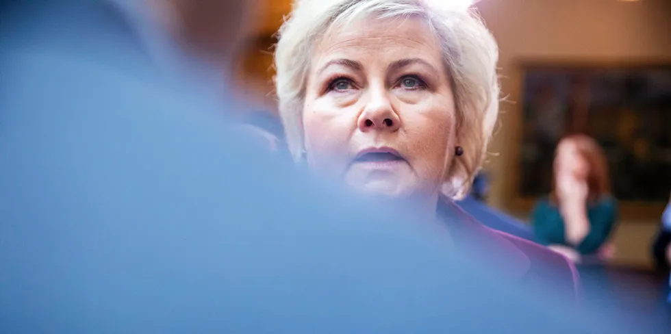 Erna Solberg må lytte til havforskerne når de ber norske myndigheter skaffe til veie mer kunnskap om konsekvensene av mineralutvinning på havbunnen, før det bli frislipp.