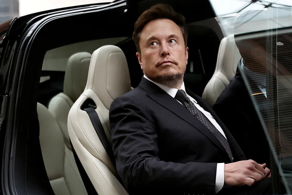 Tesla-gründer Elon Musk under et tidligere besøk i Kina i fjor. Nå skal det ligge an til en viktig milepæl i landet.