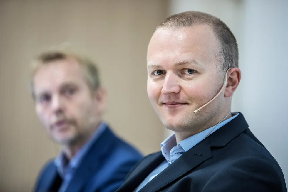 SSB-forskerne Roger Hammersland (til venstre) og Thomas von Brasch spår at inflasjonen vil avta markant i årene fremover, til tross for en overraskende høy vekst i år.