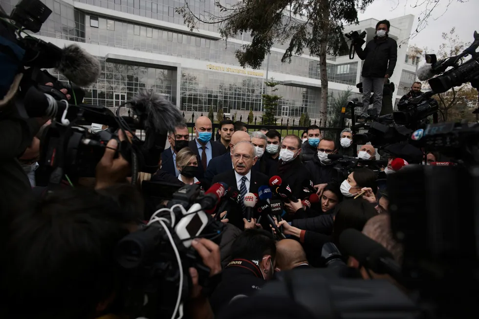 Den tyrkiske opposisjonslederen Kemal Kiliçdaroglu, leder for CHP, krever at valget i Tyrkia fremskyndes til neste år. Her fra 3. desember i år.