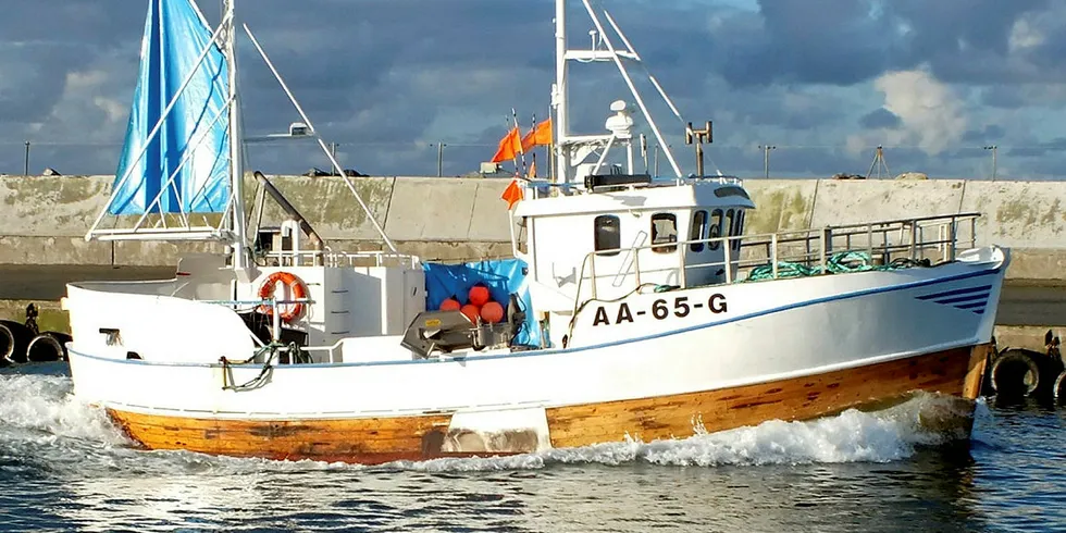 UTFORDRINGER: Å drive fiske fra Norge og levere i Danmark byr på utfordringer for mannskapet på to om bord i vel 14 meter lange «Midnattsol» fra Grimstad.