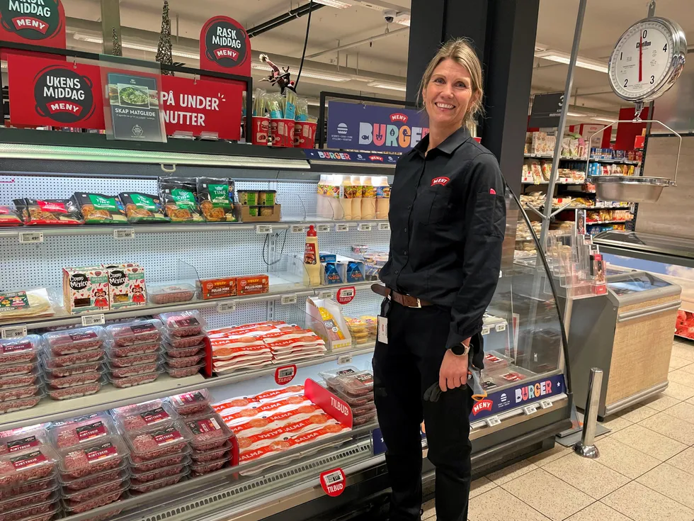 Johild Hagen, butikksjef hos Meny Støletorget i Bergen. Hun kan fortelle at både Salmalaks og laks generelt er et populært produkt i butikken.