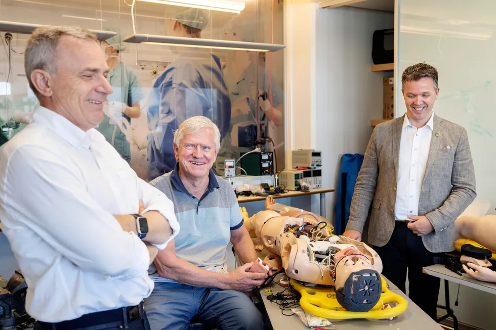 69 år gamle Tore Lærdal har bygget opp Laerdal Medical til en av de mest verdifulle privateide norske selskapene. Her er han sammen med konsernsjef Gudleik Njå (til venstre) i Laerdal AS og Alf Christian Dybdahl (til høyre), øverste sjef i Laerdal Medical AS.