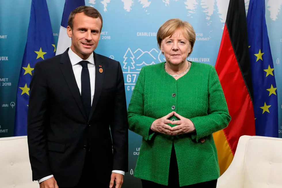 Frankrikes president Emmanuel Macron og Tysklands forbundskansler Angela Merkel. EU vedtar straffetoll mot USA, ifølge kilder. Foto: LUDOVIC MARIN/NTB Scanpix