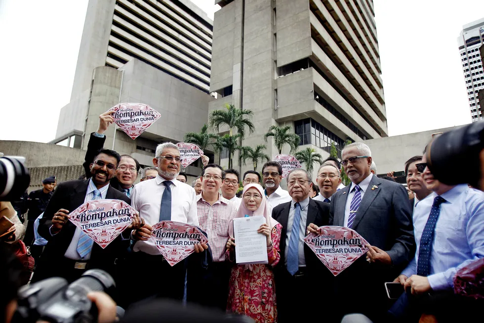 Den malaysiske opposisjonen forlanger at sentralbanken starter etterforskning av 1MDBs store tap. Her er medlemmer fra opposisjonspartiet, anført av leder Wan Azizah (i midten foran), samlet til protest utenfor landets sentralbank i Kuala Lumpur. Foto: Daniel Chan/AP/NTB Scanpix