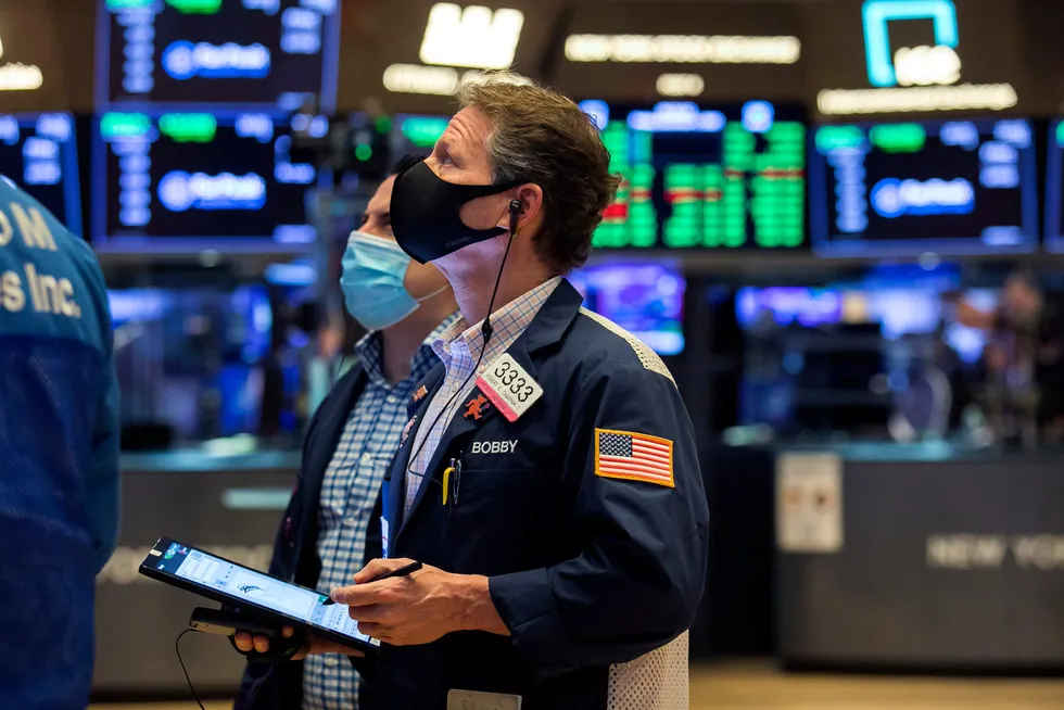 Aksjemegleren Robert Charmak, godt beskyttet med munnbind, fulgte nøye med på hvordan børsindeksene danset oppover under handelen på New York Stock Exchange fredag.