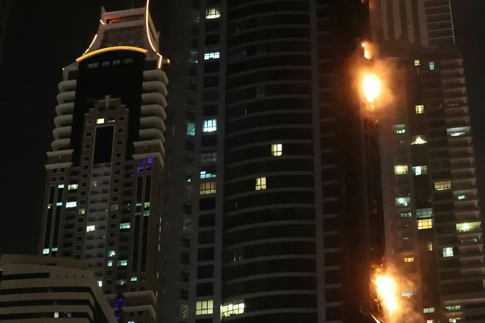 Skyskraperbrannen i Dubai er slukket. Foto: Karim Sahib/AFP photo/NTB scanpix