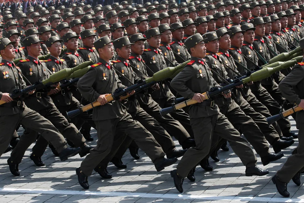 Nordkoreanske soldater marsjerer i en militærparade i Pyongyang. Nå kan Nord-Korea være i ferd med å sende soldater til russisk side i krigen i Ukraina.